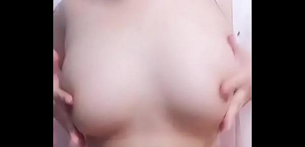  Delicate Chinese girl breasts plump.【Subscribe to me and update new videos every day.】